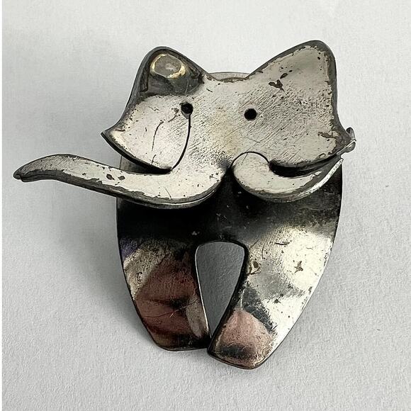 Distressed silver tone elephant pin brooch - Picture 2 of 8